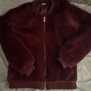 Vinröd teddy/pälsjacka - En väldigt skön och bekväm teddy/pälsjacka som är i helt nytt skick. Skulle säga att den passar S/M men är i storlek 170.❣️pris kan alltid diskuteras!!