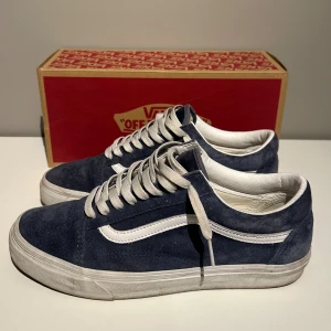 Vans skor - |Tja! Ett par otroligt snygga vans skor i en skön colourway ❗️| Skick 8,5/10 väldigt bra skick över lag vilket ni ser☑️| Storlek: 43, true to size skulle jag ändå säga📏| Nypris: ca 800kr-💵| Färg: blåa, som på bilden💙| Fraktar spårbart via postnord eller instabox📦| Hör av er för mer information!| Ha de fint👊
