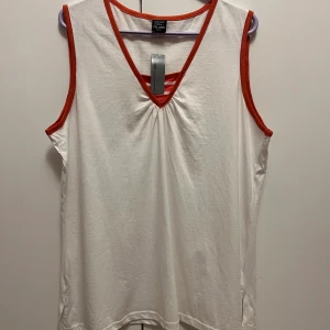 Vit ärmlös linnetopp från Cellbes strl 50/52 - Nyskick. Tillverkad i 100% bomull. Storlek 50/52.