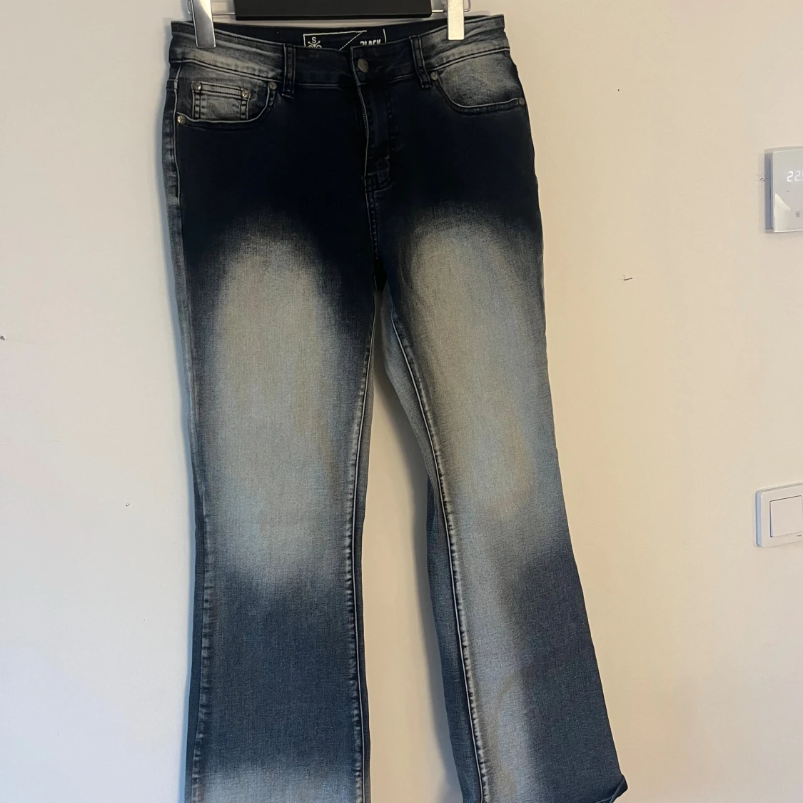 Bootcut jeans med blekt tvätt