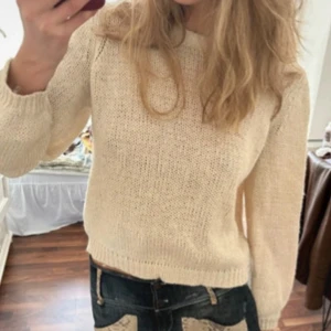 Beige stickad tröja med lång ärm - Säljer en beige stickad tröja med rund hals och långa ärmar. Tröjan har en loose passform och är tillverkad i ett mjukt stickat material som känns skönt mot huden. Perfekt för dig som gillar en enkel och chill stil.