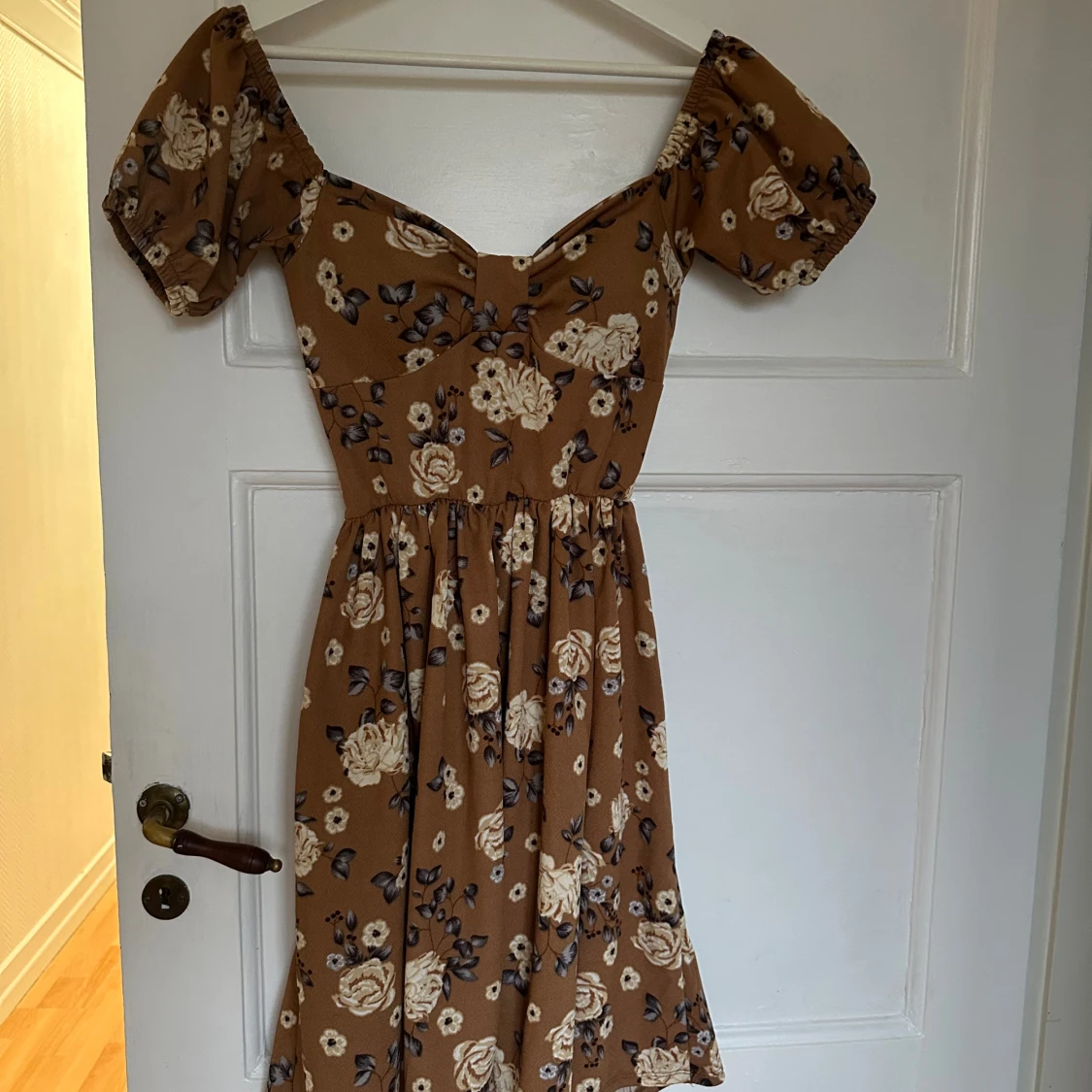 Brun blommig kortklänning med snörning