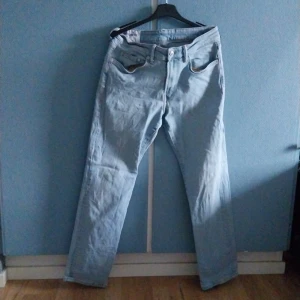 Ljusblå regular fit jeans från &Denim - Säljer ett par ljusblå jeans från &Denim i regular fit. Klassisk femficksmodell med raka ben och normal passform. Jeansen har silverfärgad knapp och är tillverkade i bomull. Perfekt för dig som gillar enkel och clean stil.