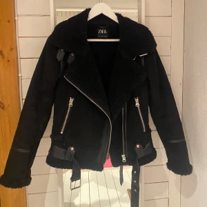 Jacka - Svart jacka från Zara i mocka med läder detaljer.
