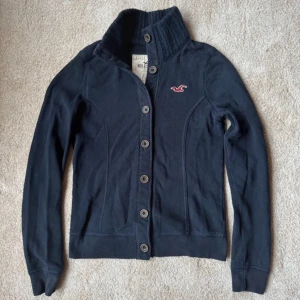 Vintage Hollister Cardigan - Säljer denna extremt eftertraktade och sällsynta hollister tröjan, den är vintage och i sjukt bra skick. Står storlek L men passar som en S. Priset går att diskutera 🙌🏼