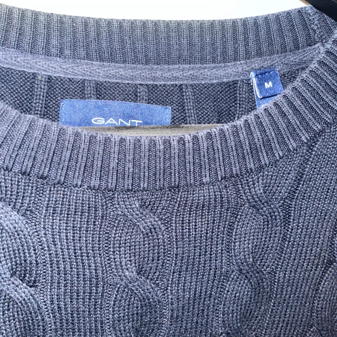Mörkblå kabelstickad tröja från Gant - 1