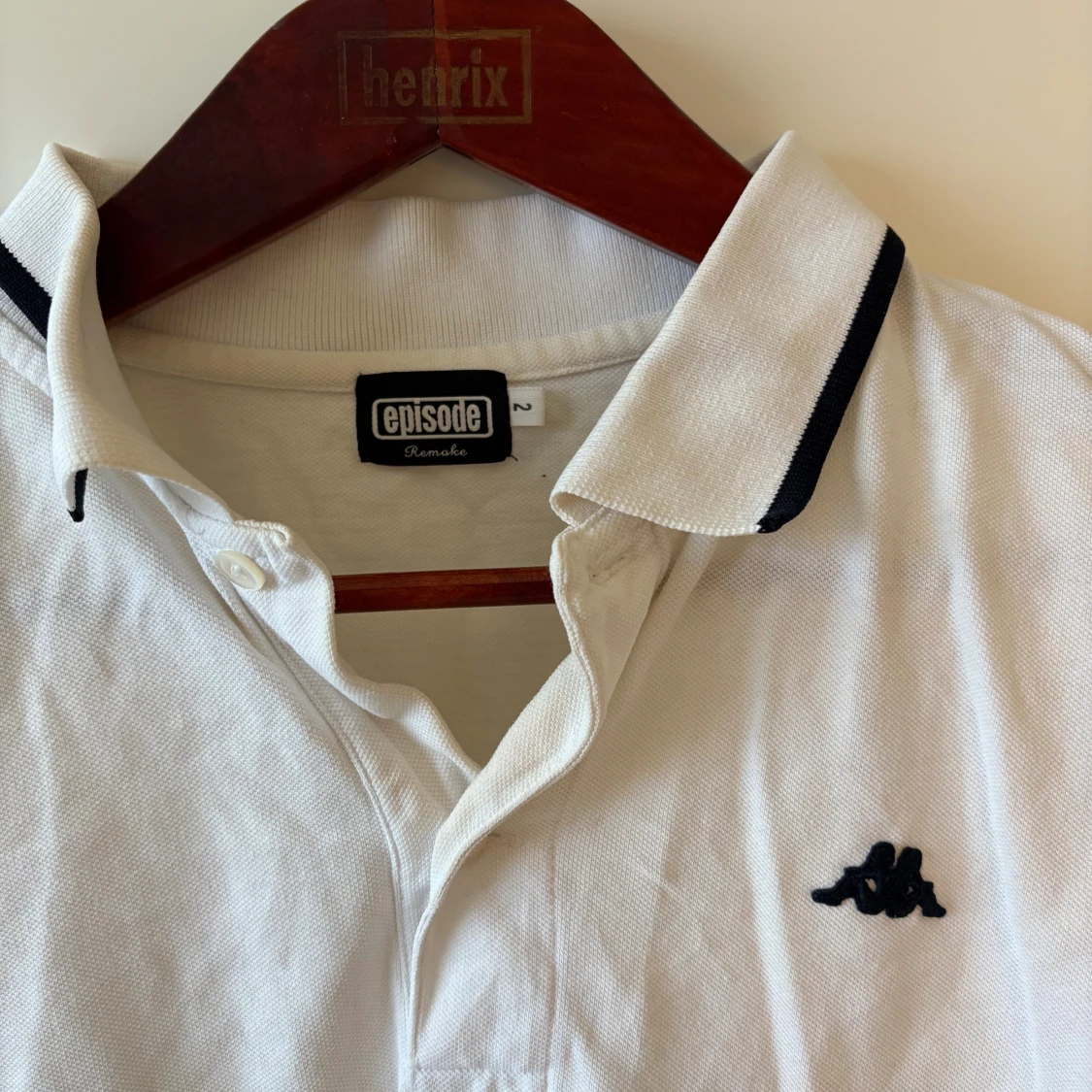 Vit pikétröja från Kappa x Episode - 3