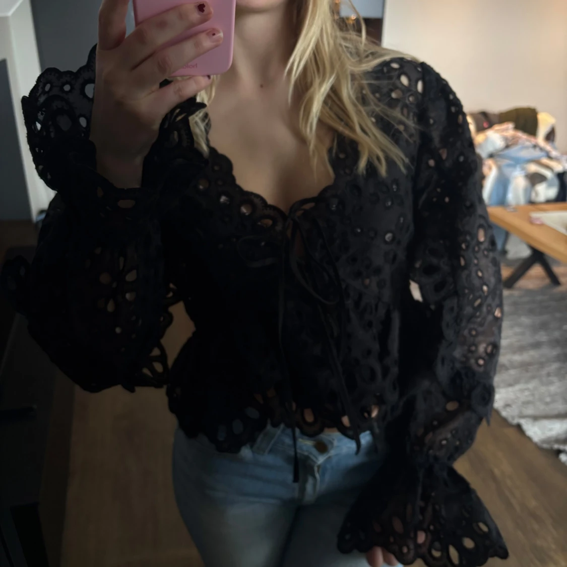 Svart blus med spetsdetaljer - 2