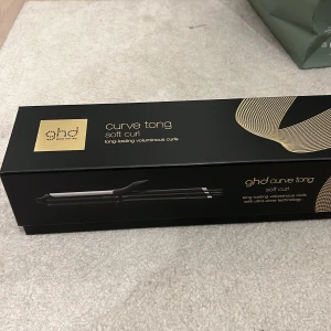 GHD Curve Tong Soft Curl - GHD Curve Tong Soft Curl locktång i nyskick, levereras i originalförpackning. Skapar långvariga, voluminösa lockar med ultra-zone teknologi. Inga synliga defekter eller slitage, ser oanvänd ut. 