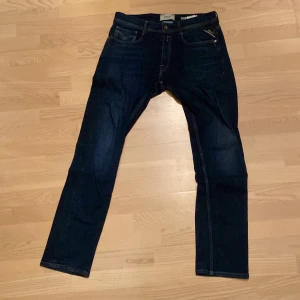 Mörkblå Replay Rocco jeans - Snygga mörkblå jeans från Replay, modell Rocco. Klassisk femficksdesign med kontrastsömmar och Replay-logga på bakfickan. Jeansen har rak passform och är tillverkade i slitstarkt denimtyg. Perfekt för dig som gillar stilrena och tidlösa jeans. Waits 32 och length 34 fick jeansen i present hade de mig två veckor innan jag insåg att de var för små för mig. Skriv gärna om du har en fråga. priset kan diskuteras