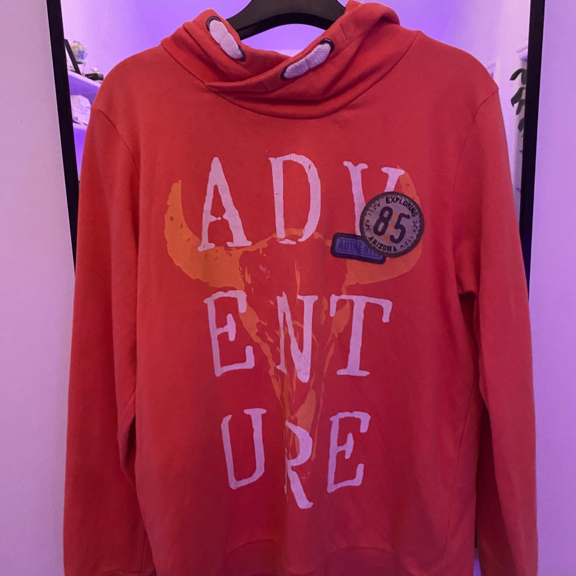 Orange hoodie från Lindex med tryck