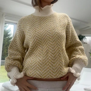 Stickad tröja med volang detaljer  - En stickad tröja från Ledin i storlek S. Jag fraktar inom 24h. Se liknande plagg i min profil! O17