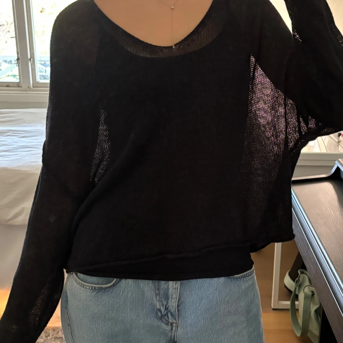 Mörkblå tunn stickad tröja