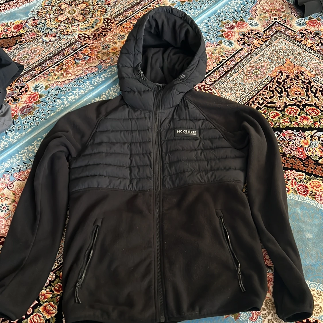 Svart pufferjacka från McKenzie S