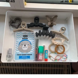 Färgglada pärlarmband med hjärtan - Två armband med färgglada pärlor och hjärtan, perfekta för att ge din outfit en lekfull touch. Ena armbandet har pastellfärgade pärlor och det andra har bokstavspärlor och små hjärtan. Snygga accessoarer för dig som gillar färg och personliga detaljer.