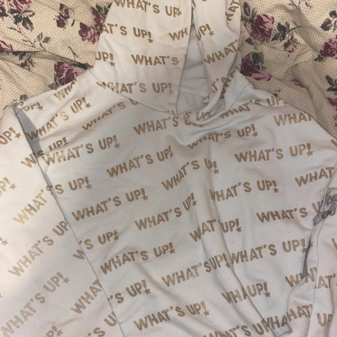 Vit hoodie med guldtext WHAT'S UP!