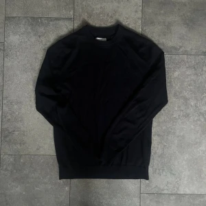 These Glory Days Tröja - Säljer en mycket fet mörkblå stickad tröja i merinoull från These Glory Days. Passformen är perfekt. Skick 9/10. Använd fåtal gånger. Nypris 799kr, Mitt pris 499kr! Hör gärna av er om ni har några funderingar eller frågor!