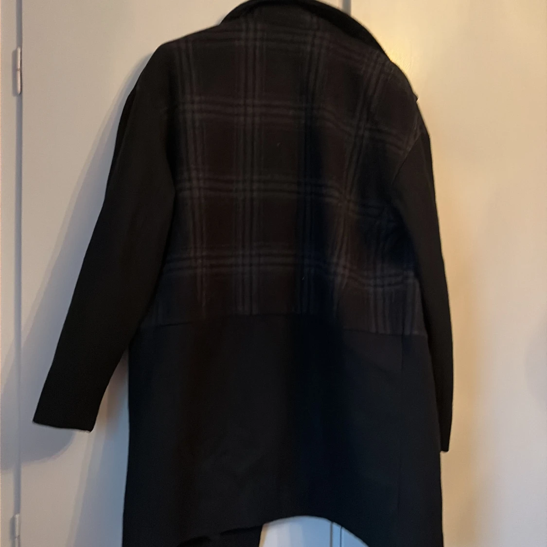 Svart rutig kappa från C, strl 36 - 1