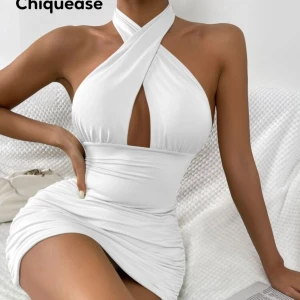 Vit omlott kortklänning från Shein - Supersnygg vit kortklänning från SHEIN med omlott-design och halterneck. Klänningen har en tight passform, öppen rygg och knyt i nacken. Använd endast en gång☺️💕