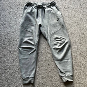 Nike Tech Byxor  - Jättebra skick 