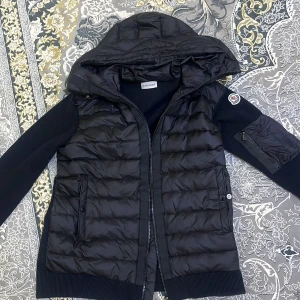 Den trendiga moncler cardigan!! - Den kända Moncler cardigan för fem gånger mindre pengar. Detta är ett måste i din vintergarderob för både stil och komfort. Cardiganen har fantastisk kvalitet för sitt låga pris, och jag köpte den från en privat agent för nästan dubbla priset. Först till kvarn!! 🔥🫡  Priset kan diskuteras, men endast med seriösa köpare.