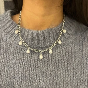 Silvrigt halsband med pärlor - Matchande örhängen finns i en separat annons  Finns även i guldpläterad variant.  Material: Rostfritt stål Bredd: 6 mm Längd: 42-50cm Nickelfria och handgjorda. 