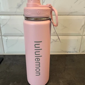 Lululemon flaska  - Helt ny med etikett på. Perfekt nu till sommaren 😍