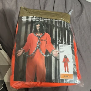 fängelse kostym - Säljer denna fängelse kostymen som har köpt nyligen, jag säljer då den var lite för stor för mig. Enligt för packningen passar den en person som är ca 182 cm och det är min rekommendation med om inte du planerar att hänga överdelen runt byxorna. 250kr fast i pris då jag köpte den för 499 !