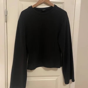 Virala tröjan från lager157 - En tröja i tjockare material som är tajt vid midjan och utsvängd (lösare) upptill och vid armarna. Storlek M och endast använd en gång så den är i nyskick.