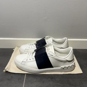 Valentino open  - Valentino opens i size 42 passar 43, skick 9/10, dustbag medföljer vid köp, vid funderingar hör av er.