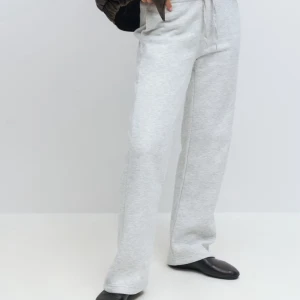 Mjukisbyxor  - Gråa mjukisbyxor från gina tricot väldigt bra skick! Storlek xs!