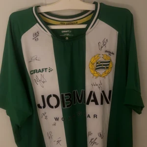 Signerad och Äkta Hammarby tröja  - Tjenare, säljer denna sällsynta signerade Hammarby tröja! Är osäker på orået, men tror 2019/2020 eller 2020/2021 säsongen!