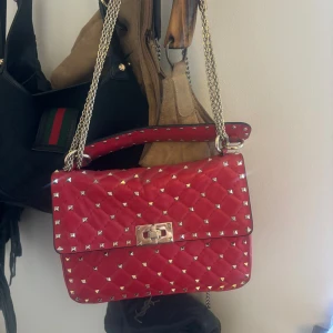 Valentino väska - En valentino garavani rockstud väska som jag vill kolla intresset på. Den är köpt på mytheresa för ca 4 år sen men inte använd senaste två åren. Den är i super fint skick och har inga tecken på användning alltså ser den nästan ny ut. Den är äkta och box dustbag osv medföljer 