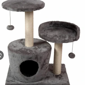 Liten klösträd till katter - Ett litet klösträd som är näst intill oanvänt då mina katter fick ett annat klösträd av farmor som är mycket roligare enligt dem. Inga defekter eller annat. Grå färg        Pris kan diskuteras 