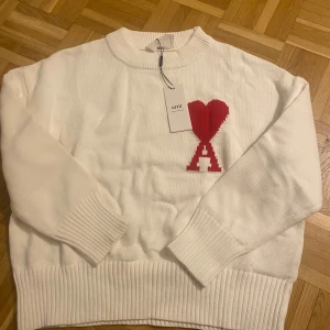 Vit stickad tröja från Ami Paris - Vit stickad tröja från Ami Paris med bästa kvalité och helt oanvänd!🤩☺️