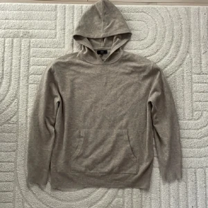 Hoodie  - Fet beige hoodie köpt från Zalando, NEXT. Strl: M. Skick: 9/10, inte använt mycket alls, vill bli av med den så nyskick. Modellen är 180 cm, 60 kg. Köpt för 760 kr. Säljer för 500kr Pris går att diskutera vid snabb affär 💰Skriv vid frågor och funderingar. Skriv ej om du inte tänker köpa! 