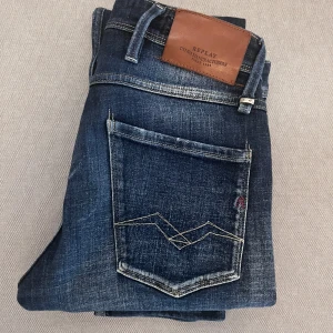 Replay anbass - Hej, säljer nu mina replay anbass jeans i modellen aged 01. Jeansen är bra skick och sparsamt använda, skulle ge dem 8,5/10✅| Jeansen sitter slim med storleken W27/L30 och är mörkblåa med en fet färgblandning | Skulle säga att jeansen passar dem som är ungefär 170-174 och såklart lite längre om man föredrar häng. | Vid mer frågor är det bara att DM:a😁💬