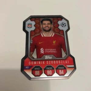 Dominik Szoboszlai - Cool samlarkort med Dominik Szoboszlai från Liverpool FC, Champions League 2023/24. Perfekt för dig som älskar fotboll och vill ha en unik spelare med höga stats: Impact 88, Finesse 90, Power 84. Ett måste för sportfans och unga samlare!