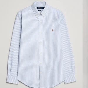 Ralph Lauren skjorta - Sjukt fet Ralph Lauren skjorta med stiliga ränder✨Skick: Mycket bra✨Storlek: M men sitter som S✨Färg: Vit och ljusblå🤍🩵ny pris 1800kr   ✨Tveka inte på att höra av dig vid frågor eller funderingar🙌🏼