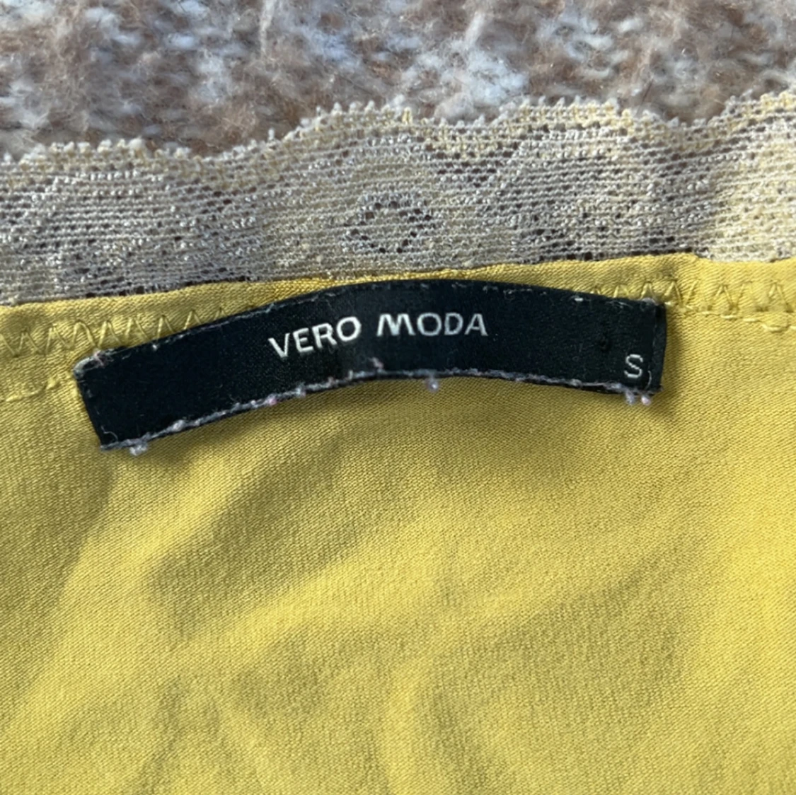 Gul spetsklänning från Vero Moda - 2