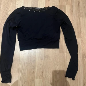 Karisma tröja  - En jättefin tränings tröja från karisma. Använda frlmstninom konståkning. Den har öppen spets i ryggen och är knappt använd. Storlek M ordinarie pris 1369kr 