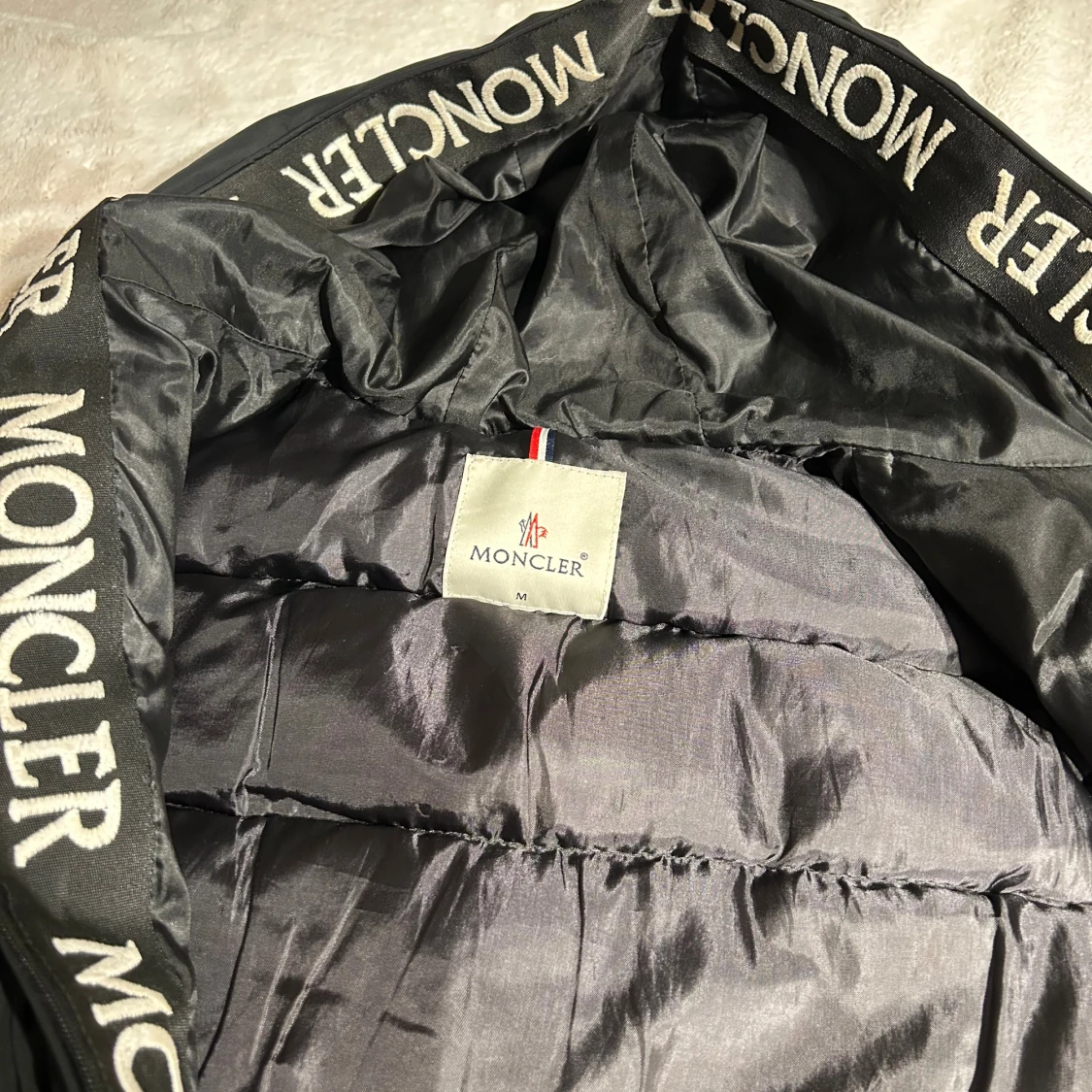 Svart dunväst med huva från Moncler - 3