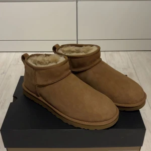 Uggs kille beiga - Beiga uggs i storlek 45 som är helt oanvända. Köptes förra året från uggs egna hemsida. Nypris 2050. 