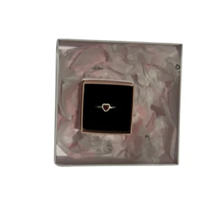 Söt silverring med röd hjärtformad sten - En fin och nätt ring i silver med en röd hjärtformad sten i mitten. Ringen har små glittriga detaljer längs bandet och levereras i en presentask med rosa silkespapper. Perfekt för dig som gillar romantiska smycken med lite extra bling. Kan gå ner i pris vid snabb affär!🤗