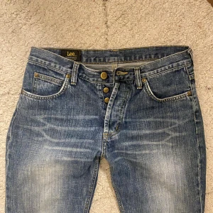 Lee jeans - Snygga Lee jeans som tyvärr inte passade mig ❣️ midja 39 cm rakt över innerbenslängd 80 cm