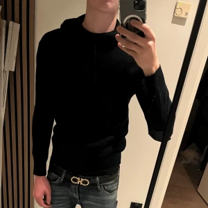 Svart hoodie i kashmir med mockadetaljer - Svart Kashmir hoodie från sayless i bra skick men för liten för mig! Den passar cirka 164-168 eller runt det! Sitter slim och bra!