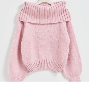 Rosa stickad offshoulder tröja - Supermysig rosa stickad tröja med bred ribbad offshoulder-krage och ballongärmar. Säljer då den inte kommit till användning. Pris utan diskuteras🩷