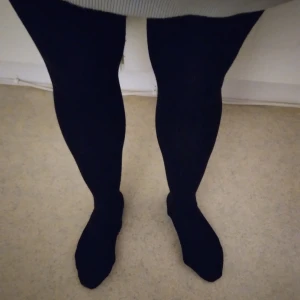 Svarta lite tjockare strumpbyxor, strlk 36. - Säljer ett par svarta, något tjockare strumpbyxor som sitter skönt och har en klassisk look. Perfekta till kjol eller klänning när du vill ha ett stilrent och enkelt uttryck. Materialet är mjukt och stretchigt, vilket gör dem bekväma hela dagen. Strlk 36. Felfria.