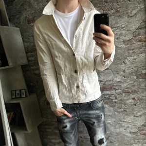 Oscar Jacobson Overshirt - Mycket fint skick, inga defekter. Storlek 48/S passar dig som är mellan 175-185cm ungefär. Nypris ca 1500kr. Modellen är 185 cm, 79 kg. Skriv för mer information!🤝