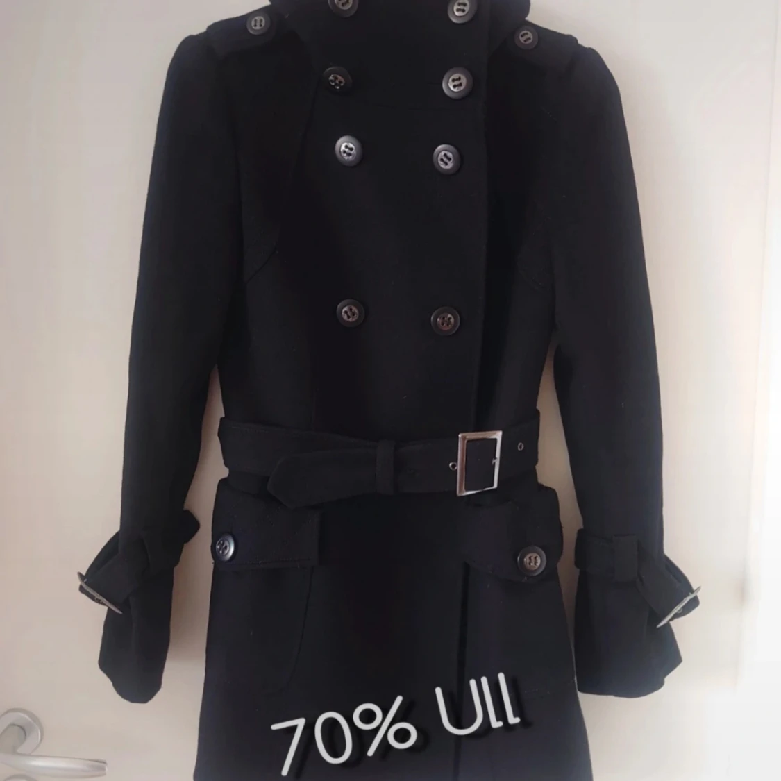 Svart ullkappa med bälte och knappar